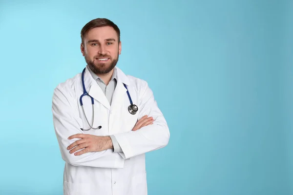 Kinderarzt Mit Stethoskop Auf Hellblauem Hintergrund Platz Für Text — Stockfoto