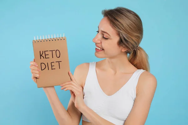 Mujer Sosteniendo Cuaderno Con Frase Keto Diet Sobre Fondo Azul — Foto de Stock