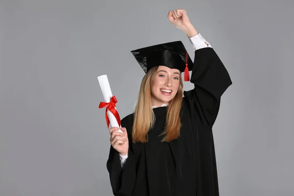 Gelukkige Student Met Diploma Grijze Achtergrond — Stockfoto