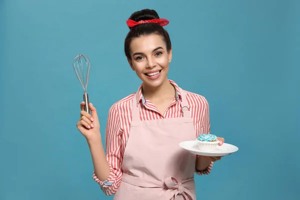 Jong Huisvrouw Met Lekker Cupcake Garde Licht Blauwe Achtergrond — Stockfoto