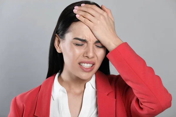 Frau Mit Migräne Auf Grauem Hintergrund — Stockfoto