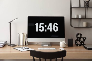 Odasında bilgisayar olan modern bir iş yeri. İç tasarım