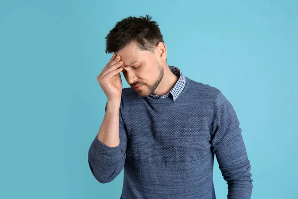 Man Lijdt Aan Vreselijke Migraine Lichtblauwe Achtergrond — Stockfoto