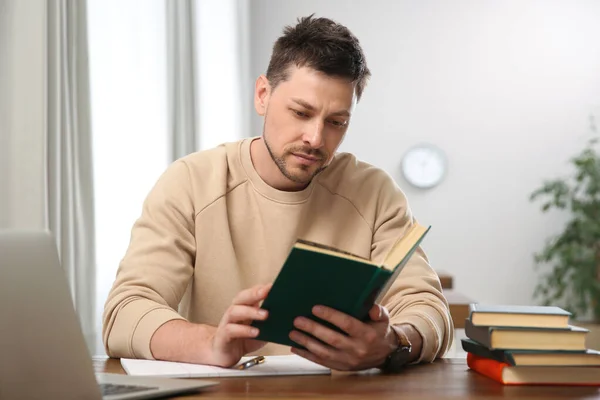 Mann Liest Buch Tisch Bibliothek — Stockfoto