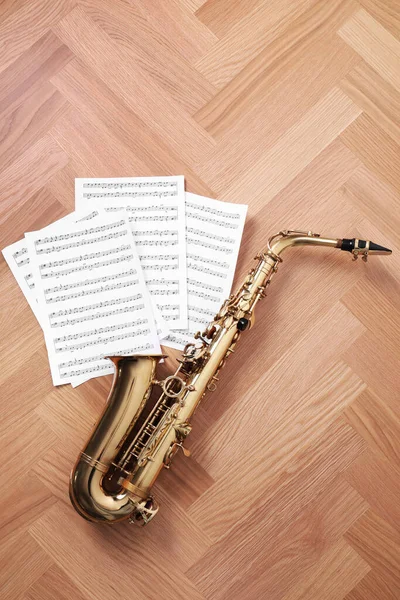 Hermoso Saxofón Hojas Notas Sobre Fondo Madera Planas — Foto de Stock