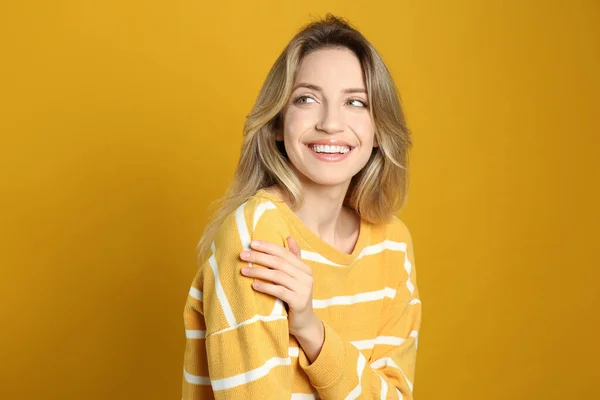 Retrato Mujer Joven Feliz Con Hermoso Cabello Rubio Sonrisa Encantadora — Foto de Stock