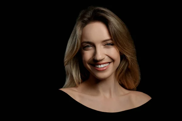 Retrato Jovem Feliz Com Belo Cabelo Loiro Sorriso Encantador Fundo — Fotografia de Stock