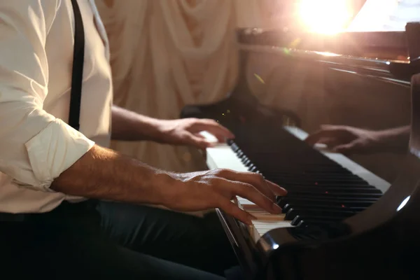 실내에서 피아노치는 클로즈업 재능있는 음악가 — 스톡 사진