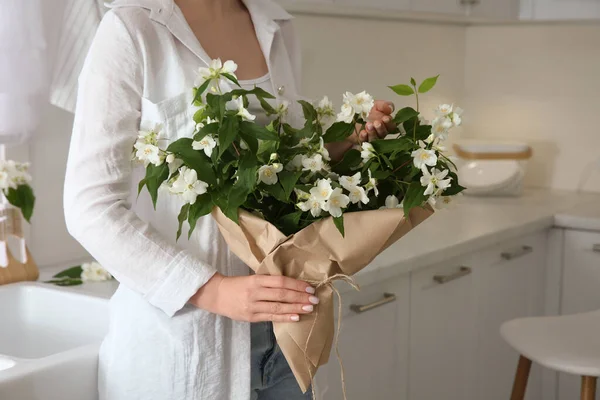 Mujer Con Ramo Hermosas Flores Jazmín Cocina Primer Plano —  Fotos de Stock