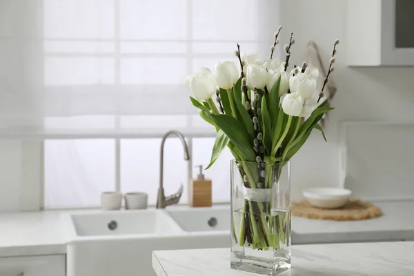 Güzel Söğüt Dalları Buketi Vazodaki Laleler Beyaz Masa Içinde Metin — Stok fotoğraf