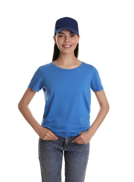 Beyaz Arka Planda Mavi Şapkalı Tişörtlü Genç Mutlu Kadın Tasarım — Stok fotoğraf