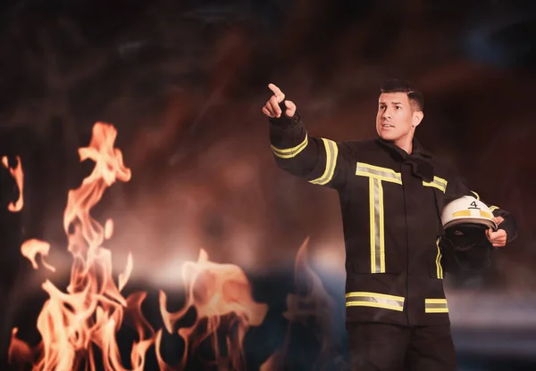 Пожежник Формі Шоломом Поспішає Порятунок — стокове фото