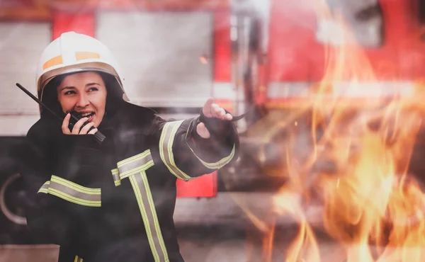 Egyenruhás Tűzoltó Hordozható Rádióval Tűzoltóautó Közelében Szabadban — Stock Fotó