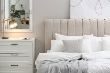 Büyük, rahat bir yatağı olan şık bir oda.