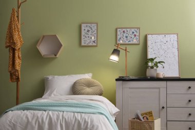 Temiz beyaz çarşafları olan rahat bir yatak.