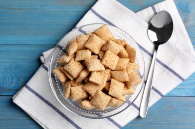 Açık mavi ahşap masada servis edilen nefis mısır tabletleri düz.