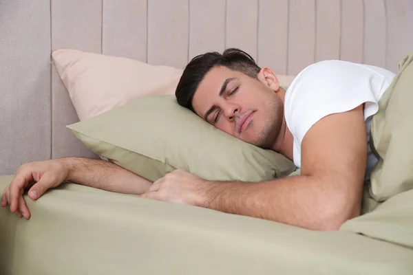Yeşil Çarşaflı Rahat Bir Yatakta Uyuyan Bir Adam — Stok fotoğraf