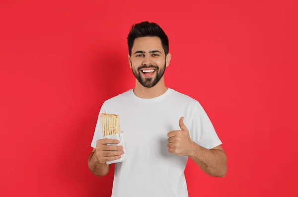 Glad Ung Man Med Välsmakande Shawarma Visar Tummen Upp Röd — Stockfoto