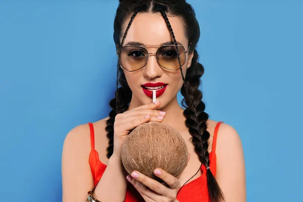 Mladá Žena Čerstvým Kokosem Světle Modrém Pozadí Exotické Ovoce — Stock fotografie