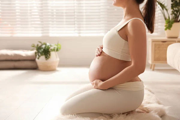 Een Jonge Zwangere Vrouw Die Thuis Yoga Beoefent Ruimte Voor — Stockfoto