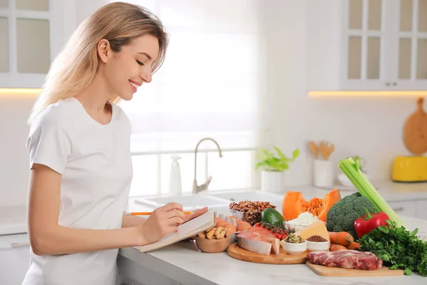 Mutfaktaki Beyaz Masada Defteri Sağlıklı Yiyeceği Olan Bir Kadın Keto — Stok fotoğraf