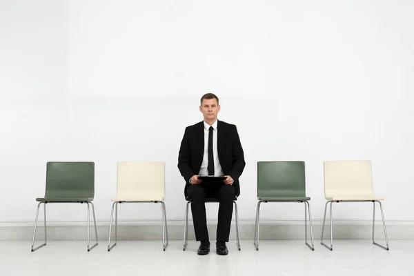Hombre Con Portapapeles Esperando Entrevista Trabajo Oficina —  Fotos de Stock