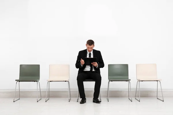 Homem Com Área Transferência Espera Entrevista Emprego Sala Escritório — Fotografia de Stock