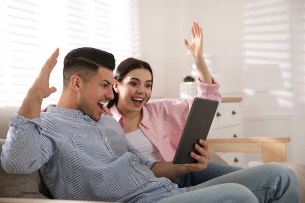 Συναισθηματικό Ζευγάρι Που Συμμετέχει Online Δημοπρασία Χρησιμοποιώντας Tablet Στο Σπίτι — Φωτογραφία Αρχείου