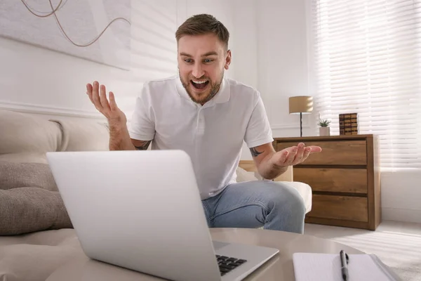 Homem Emocional Participando Leilão Online Usando Laptop Casa — Fotografia de Stock