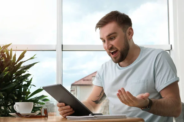 Emotionele Man Die Deelneemt Aan Online Veiling Met Tablet Thuis — Stockfoto