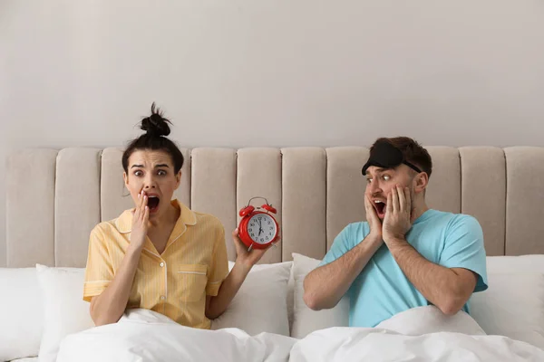 Casal Adormecido Emocional Cama Conceito Tardio — Fotografia de Stock