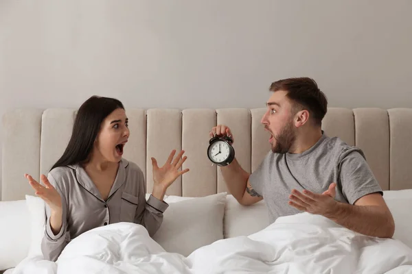 感情上睡过头的夫妇在床上 迟到的概念 — 图库照片