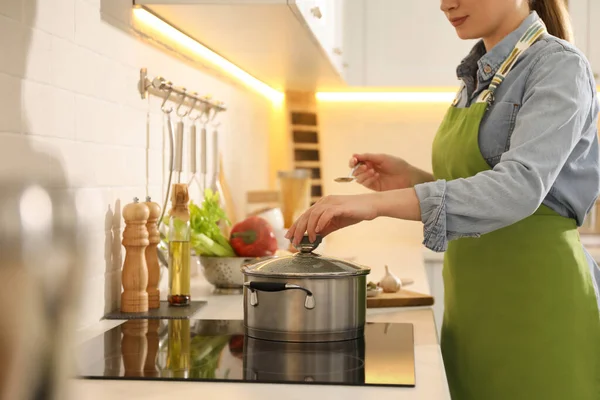 Donna Con Pentola Brodo Fresco Cucina Ricetta Fatta Casa — Foto Stock