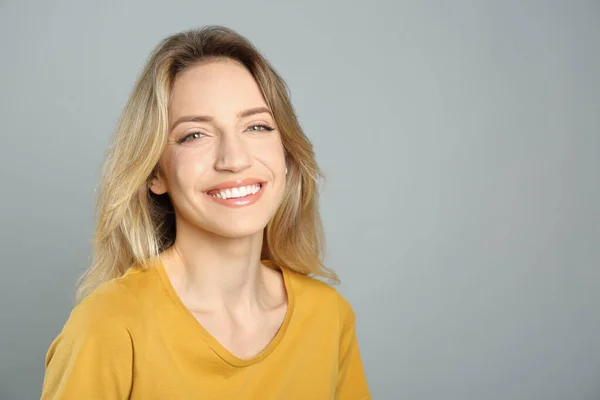 Retrato Mujer Joven Feliz Con Hermoso Cabello Rubio Sonrisa Encantadora —  Fotos de Stock