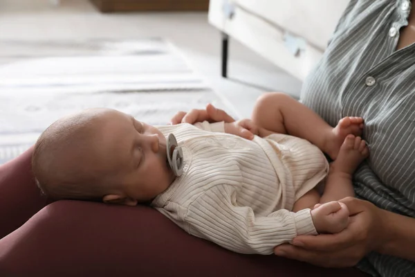 Madre Con Lindo Bebé Durmiendo Casa Primer Plano —  Fotos de Stock