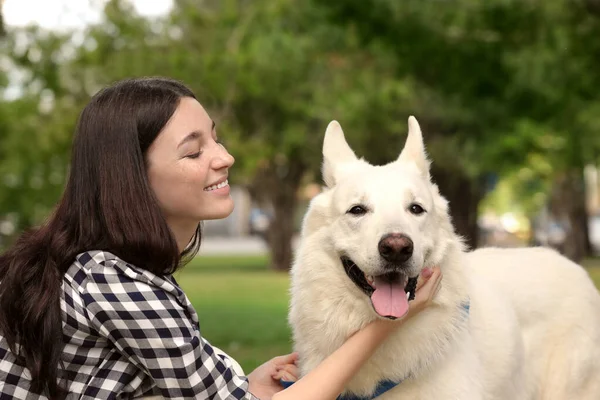 Tiener Meisje Met Haar Witte Zwitserse Herder Hond Park — Stockfoto