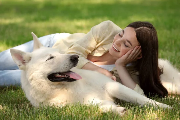 Ragazza Adolescente Sdraiata Con Suo Cane Pastore Svizzero Bianco Erba — Foto Stock