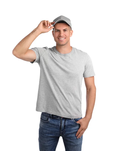 白い背景に灰色の帽子とTシャツの幸せな男 デザインのためのモックアップ — ストック写真