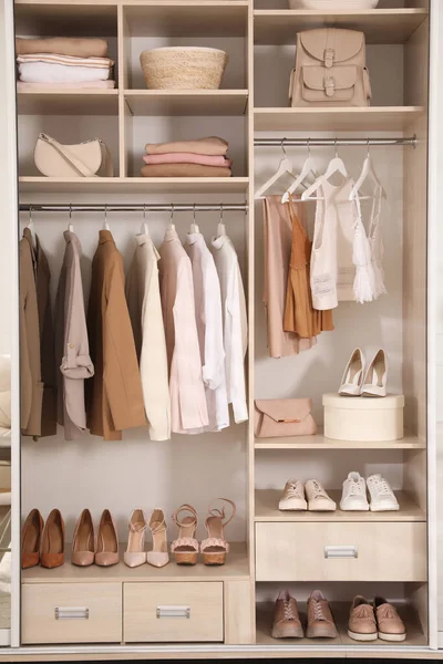 Lemari Pakaian Modern Dengan Pakaian Sepatu Dan Aksesoris Dalam Ruangan — Stok Foto