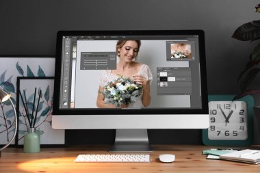 Tasarımcının işyeri. İçerideki masada fotoğraf düzenleyici uygulaması olan bilgisayar