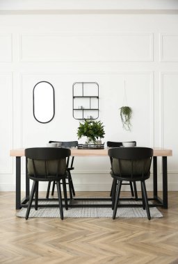 Şık ahşap yemek masası ve odada sandalyeler. İç tasarım