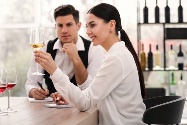 Sommelier 'ler kapalı bir masada farklı türde şarap tadıyorlar.