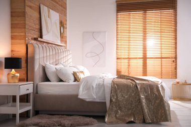 Evin içinde şık beyaz çarşafları olan rahat bir yatak.