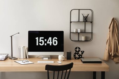 Odasında bilgisayar olan modern bir iş yeri. İç tasarım