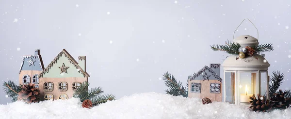 Schöne Komposition Mit Vintage Weihnachtslaterne Und Festlicher Dekoration Auf Schnee — Stockfoto