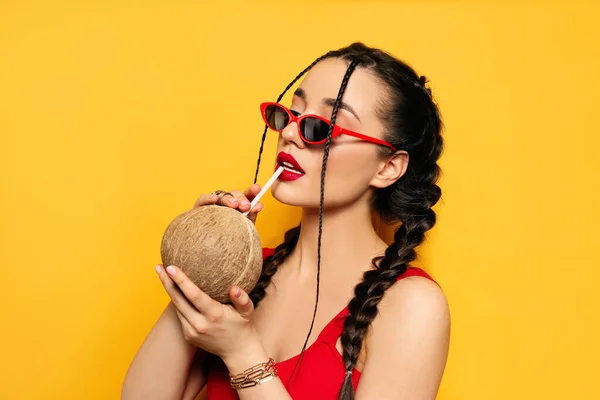 Mladá Žena Čerstvým Kokosem Žlutém Pozadí Exotické Ovoce — Stock fotografie