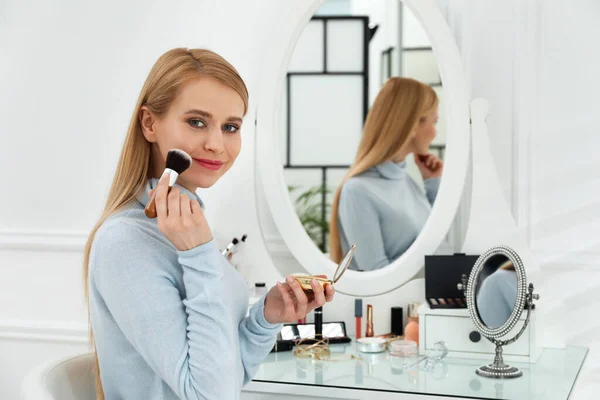 Belle Femme Appliquant Maquillage Près Miroir Dans Chambre — Photo