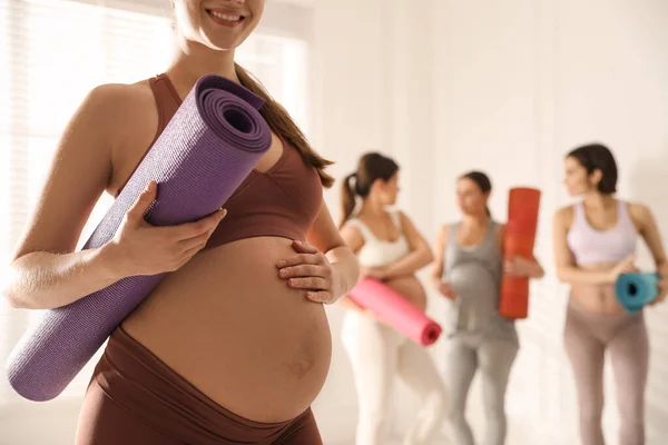 Grupo Mujeres Embarazadas Con Esteras Clase Yoga Primer Plano Espacio —  Fotos de Stock