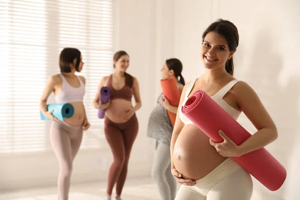 Grupo Mujeres Embarazadas Con Esteras Clase Yoga Espacio Para Texto —  Fotos de Stock
