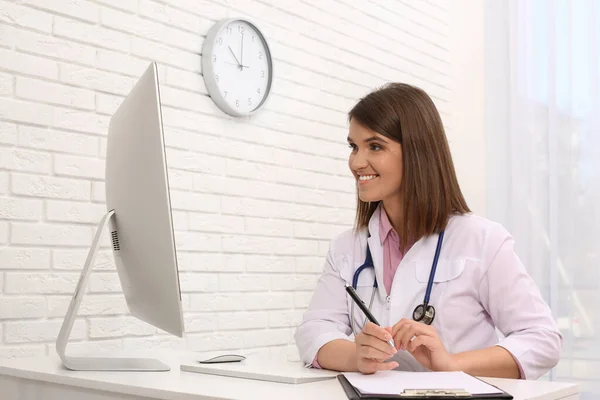 Pediatra Consulenza Paziente Online Tavola Clinica — Foto Stock